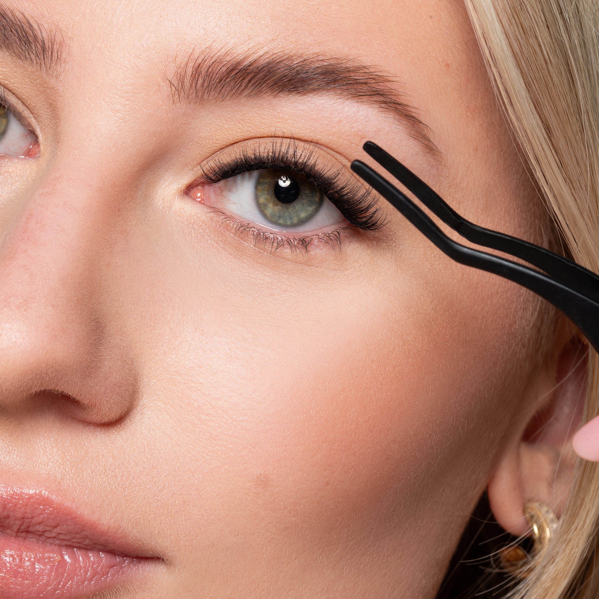 All in one tweezer